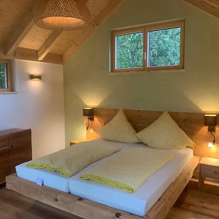 Feriengarten Mit Schlafhuetten Estalagem Burgsalach